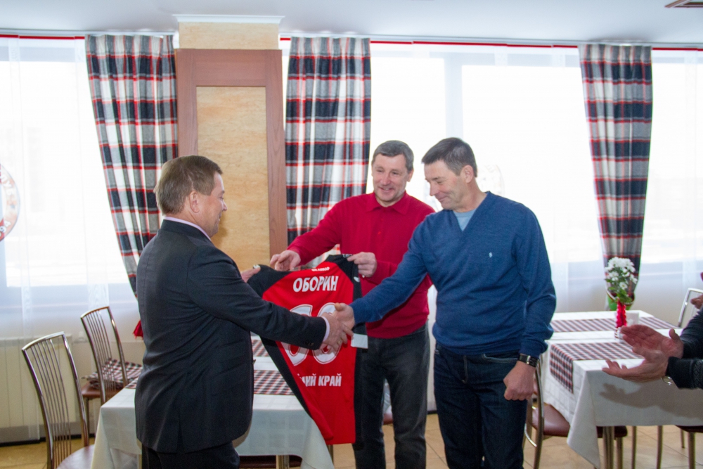 С юбилеем первого тренера «Амкара» поздравил президент клуба Геннадий Шилов 