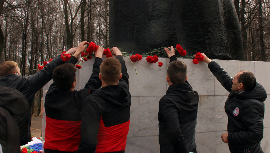 В День Победы «Амкар» возложил цветы к мемориалу «Скорбящая мать»