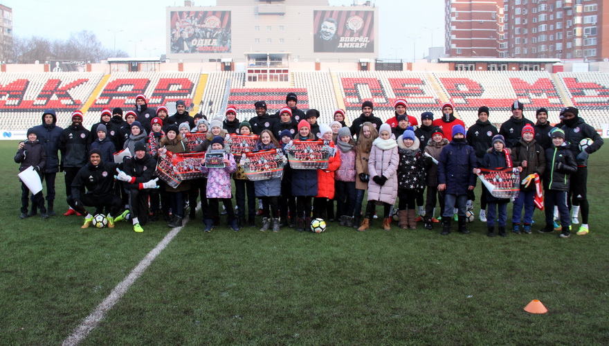 Школьники поздравили амкаровцев с 23 февраля