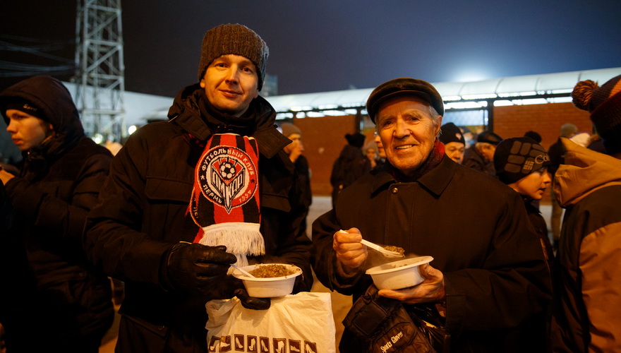 Перед матчем «Амкар» – «Краснодар» болельщиков ждут бесплатная каша и горячий чай