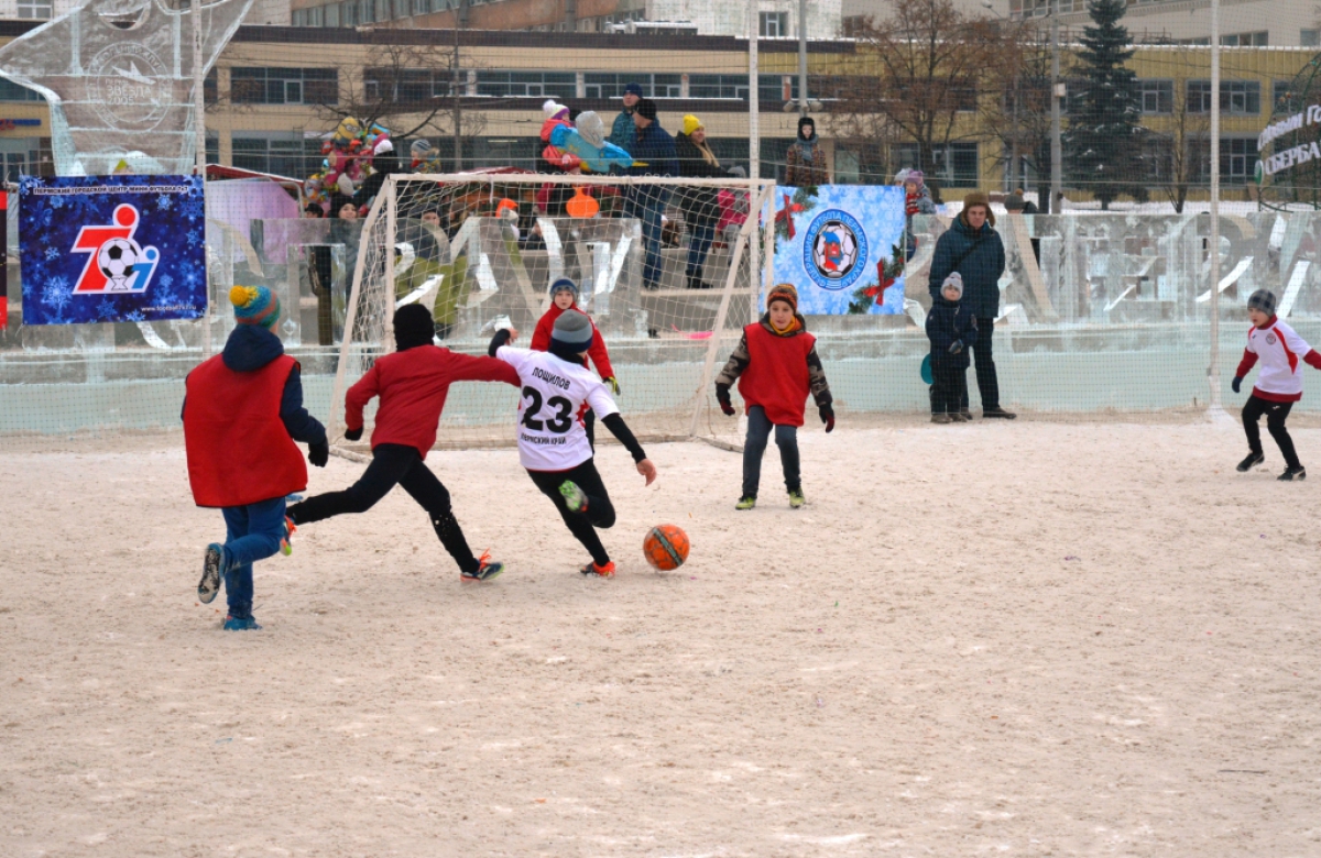 Зимний мини-футбол в ледовом городке