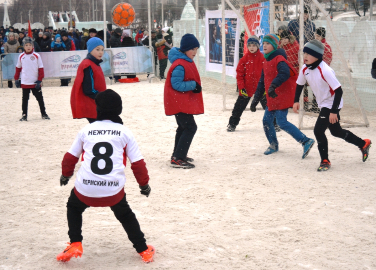 Зимний мини-футбол в ледовом городке