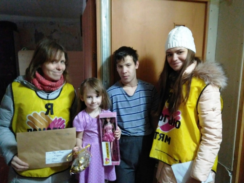 Дети получили сладкие подарки от «Амкара»