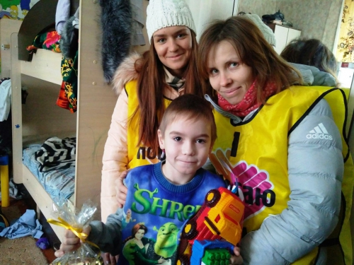Дети получили сладкие подарки от «Амкара»