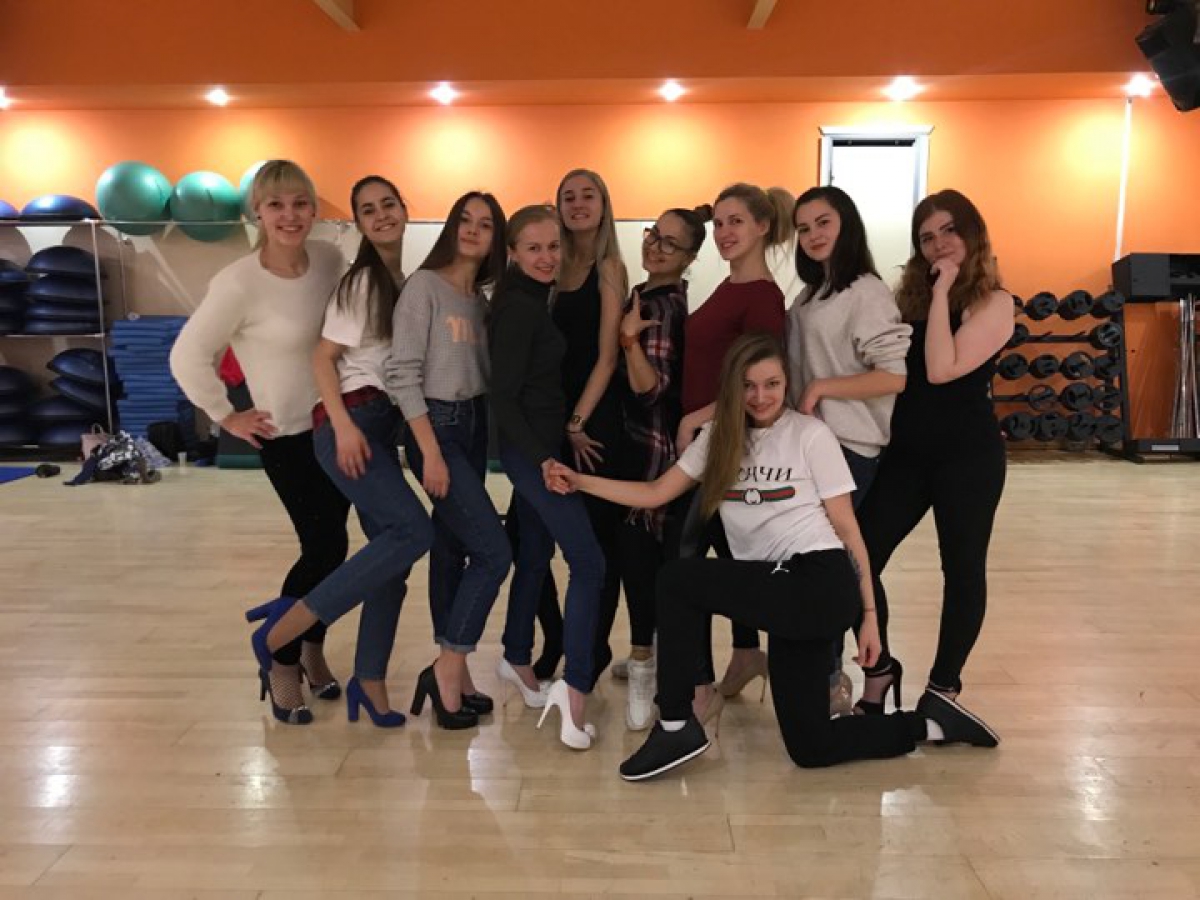 Девушки готовятся к финалу "Мисс Амкар"-2018