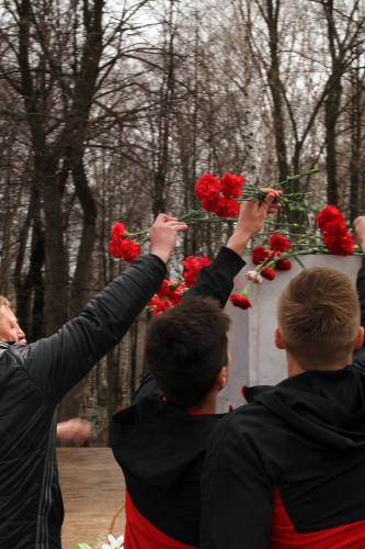 «Амкар» возложил цветы к мемориалу «Скорбящая мать»